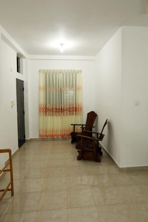 Hotel T & T Anuradhapura Quarto foto